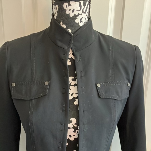 Fabulous Elie Tahari black jacket w/great lines&stitch detail & hook&eye closure - Picture 3 of 16